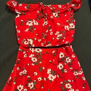 Red flower 2 piece set. size medium. never worn